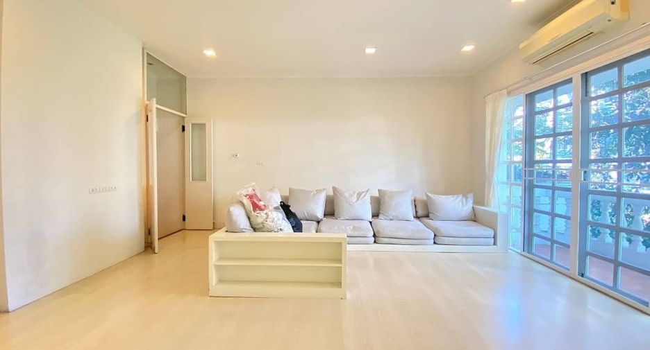 For rent 4 bedrooms house in Khlong Toei, Bangkok