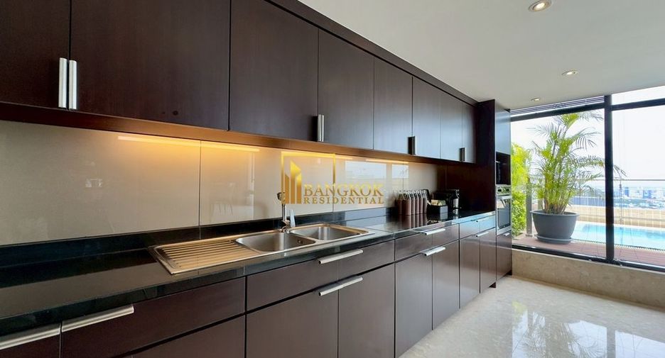 For rent 3 ベッドルーム serviced apartment in Khlong Toei, Bangkok