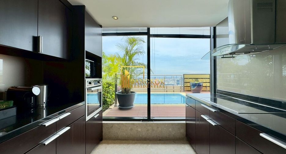 For rent 3 ベッドルーム serviced apartment in Khlong Toei, Bangkok