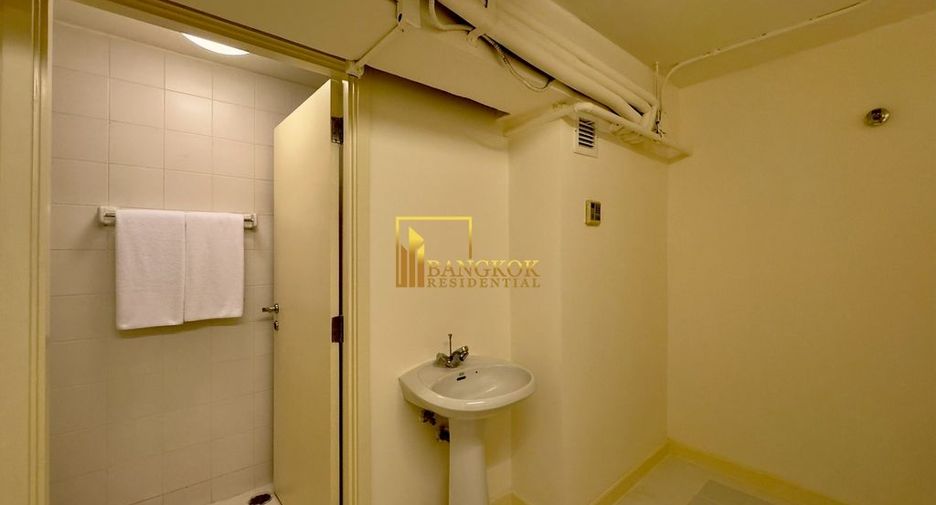 For rent 3 ベッドルーム serviced apartment in Khlong Toei, Bangkok
