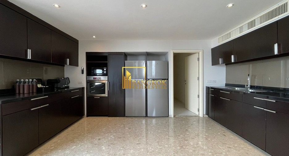 For rent 3 ベッドルーム serviced apartment in Khlong Toei, Bangkok