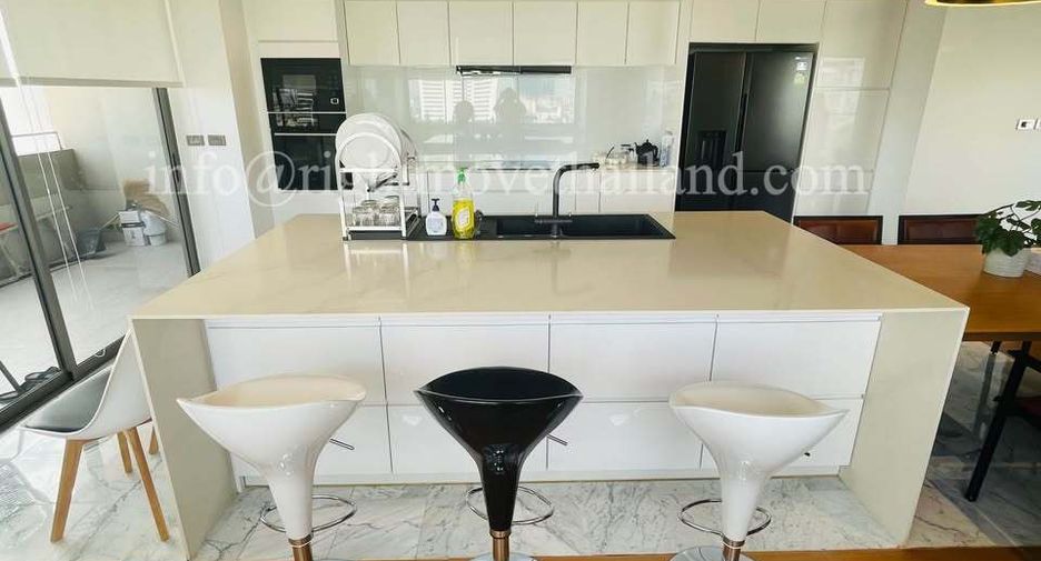 For sale 4 bedrooms condo in Watthana, Bangkok
