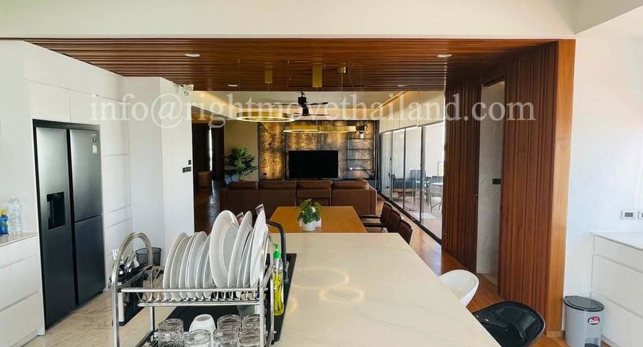 For sale 4 bedrooms condo in Watthana, Bangkok