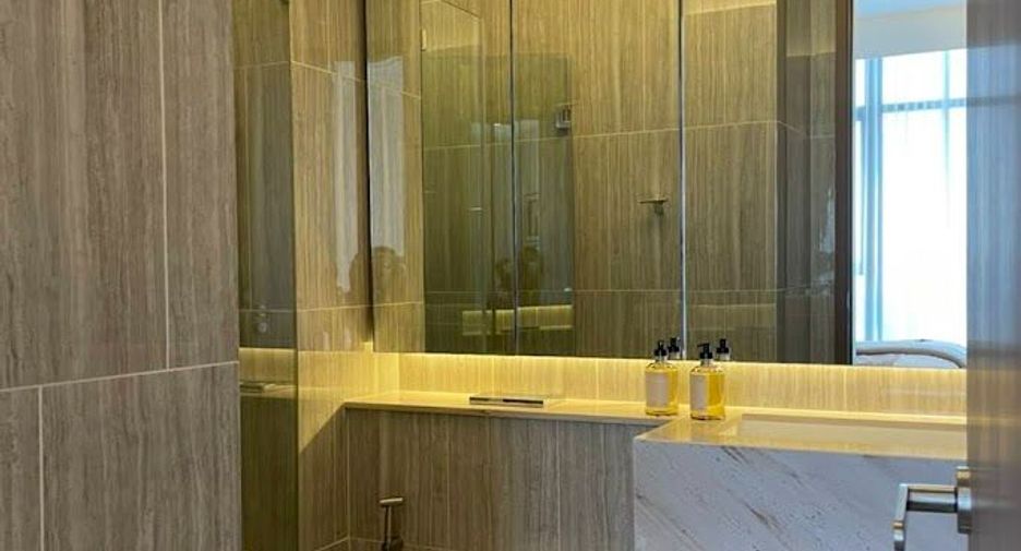 For sale 3 ベッドルーム condo in Khlong Toei, Bangkok