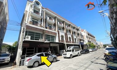 Casa adosada en alquiler y en venta de 4 habitaciones en Bueng Kum, Bangkok