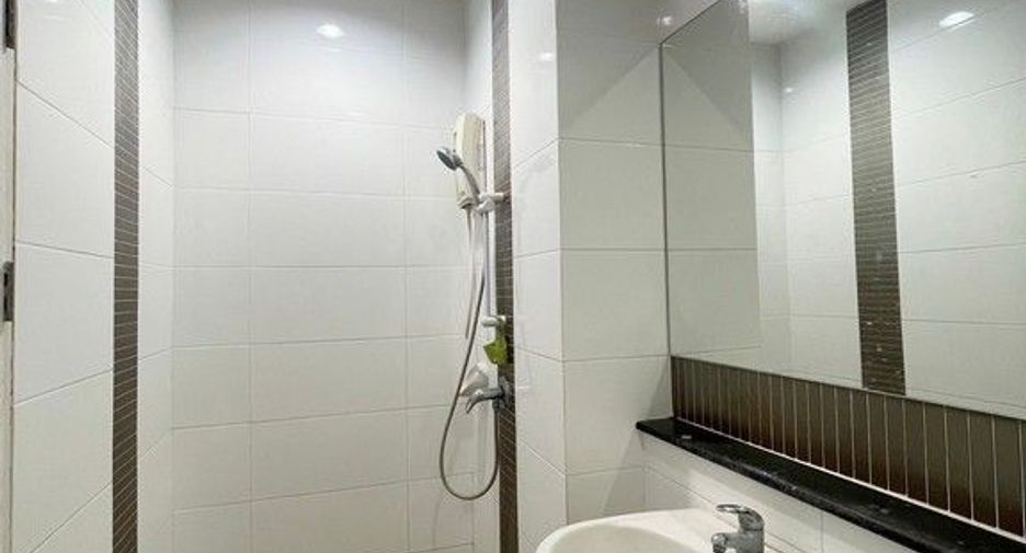 For rent and for sale 4 bedrooms townhouse in Bueng Kum, Bangkok