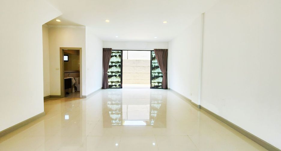 For rent 3 bedrooms retail Space in Lat Phrao, Bangkok