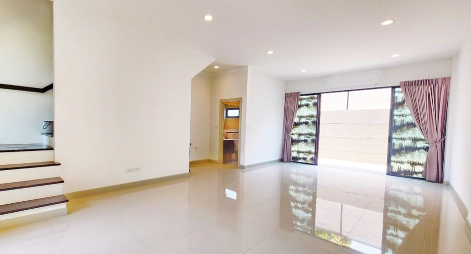 For rent 3 bedrooms retail Space in Lat Phrao, Bangkok