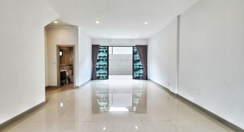 For rent 3 bedrooms retail Space in Lat Phrao, Bangkok