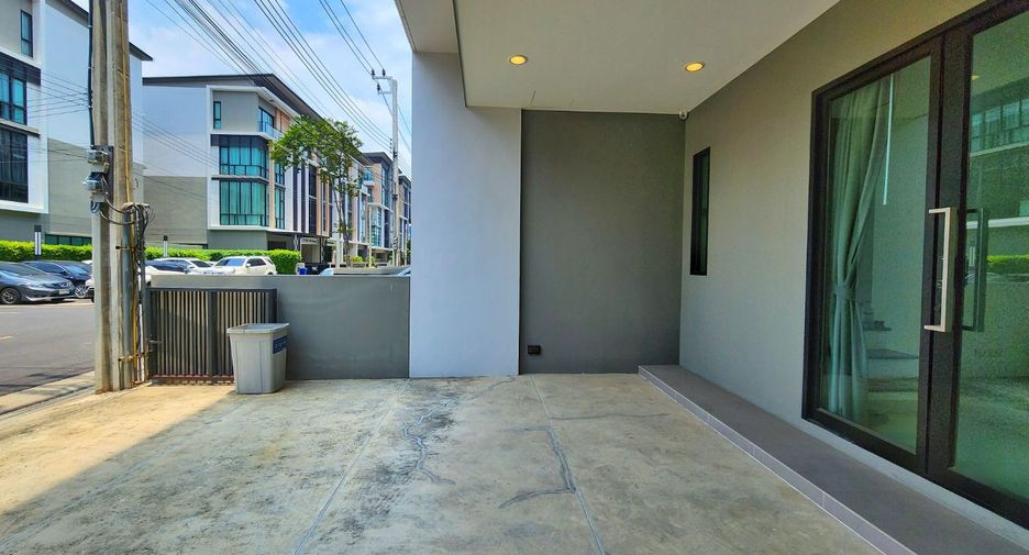 For rent 3 bedrooms retail Space in Lat Phrao, Bangkok