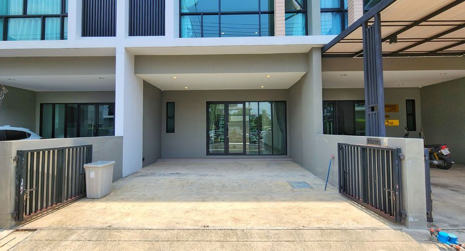 For rent 3 bedrooms retail Space in Lat Phrao, Bangkok