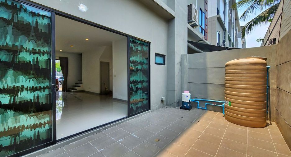 For rent 3 bedrooms retail Space in Lat Phrao, Bangkok