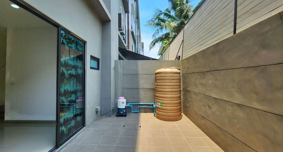 For rent 3 bedrooms retail Space in Lat Phrao, Bangkok