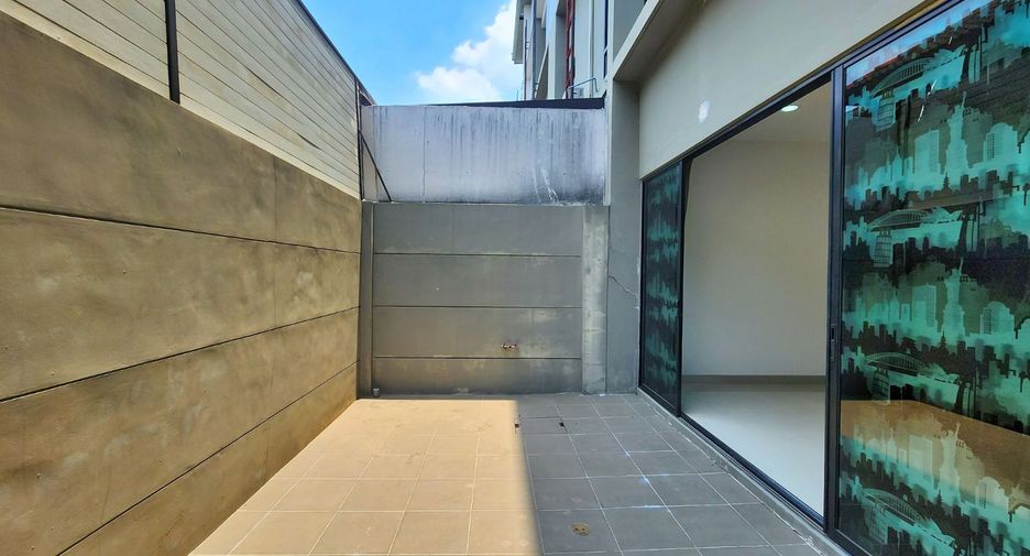 For rent 3 bedrooms retail Space in Lat Phrao, Bangkok