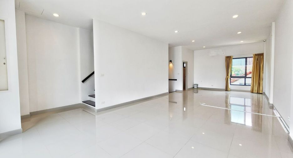 For rent 3 bedrooms retail Space in Lat Phrao, Bangkok