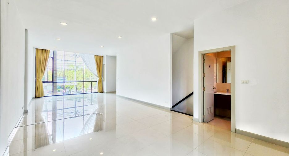For rent 3 bedrooms retail Space in Lat Phrao, Bangkok