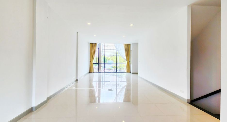 For rent 3 bedrooms retail Space in Lat Phrao, Bangkok