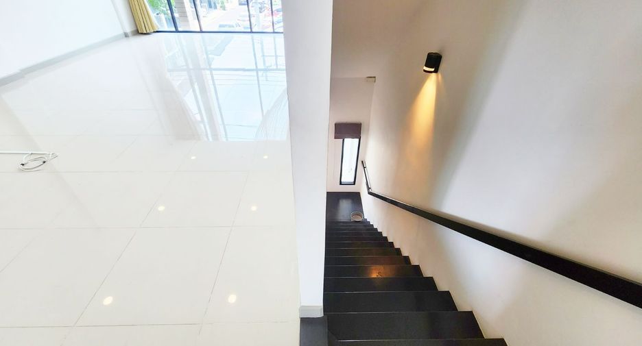For rent 3 bedrooms retail Space in Lat Phrao, Bangkok