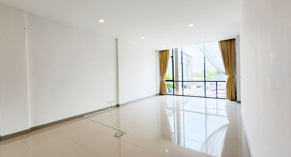 For rent 3 bedrooms retail Space in Lat Phrao, Bangkok