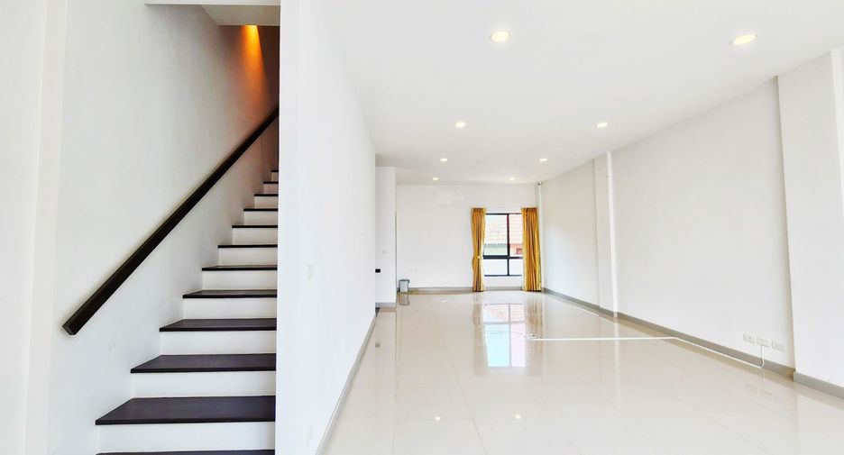 For rent 3 bedrooms retail Space in Lat Phrao, Bangkok