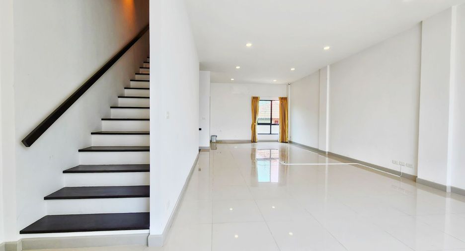 For rent 3 bedrooms retail Space in Lat Phrao, Bangkok