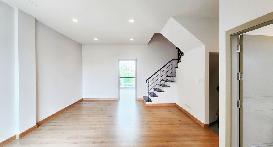 For rent 3 bedrooms retail Space in Lat Phrao, Bangkok