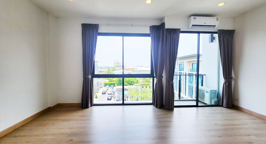For rent 3 bedrooms retail Space in Lat Phrao, Bangkok