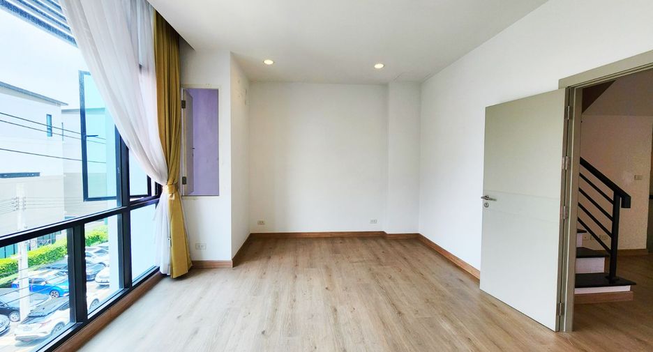 For rent 3 bedrooms retail Space in Lat Phrao, Bangkok