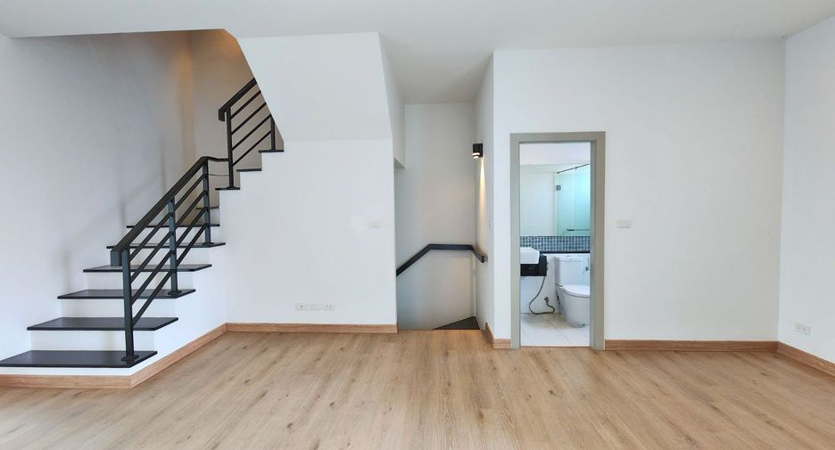 For rent 3 bedrooms retail Space in Lat Phrao, Bangkok