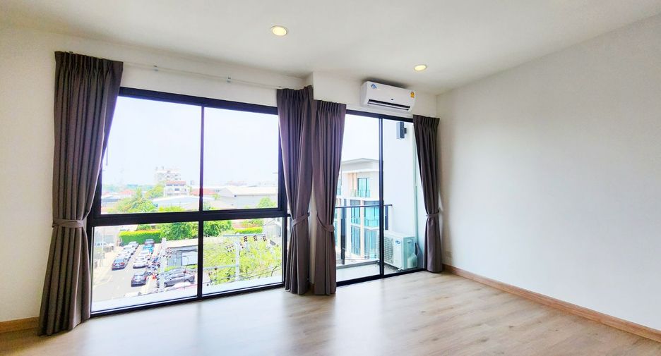 For rent 3 bedrooms retail Space in Lat Phrao, Bangkok