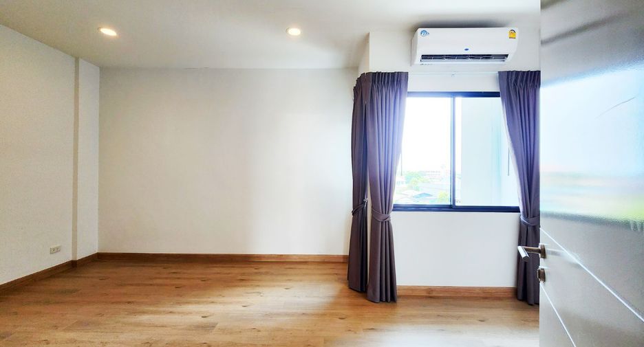 For rent 3 bedrooms retail Space in Lat Phrao, Bangkok