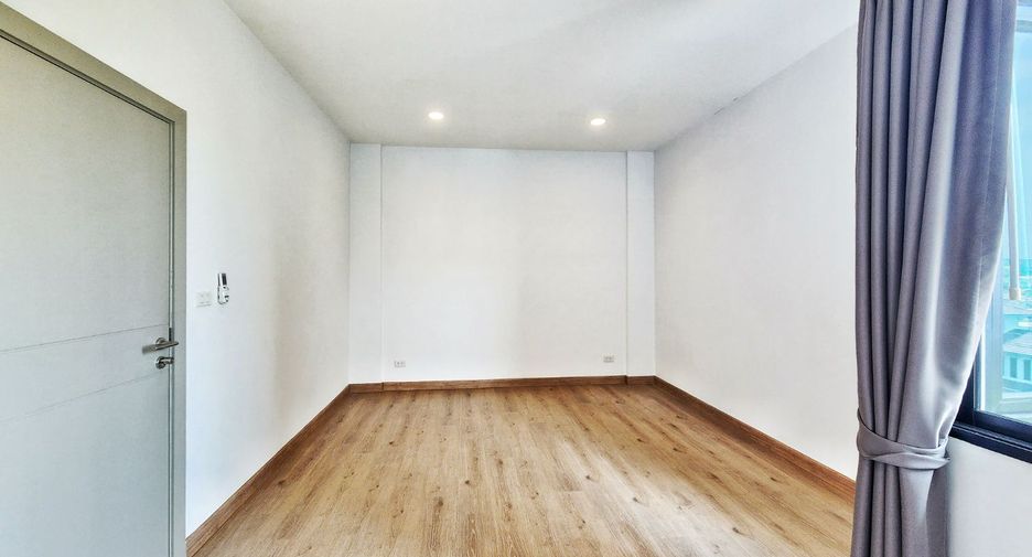 For rent 3 bedrooms retail Space in Lat Phrao, Bangkok