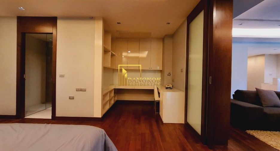 For rent 3 bedrooms apartment in Yan Nawa, Bangkok
