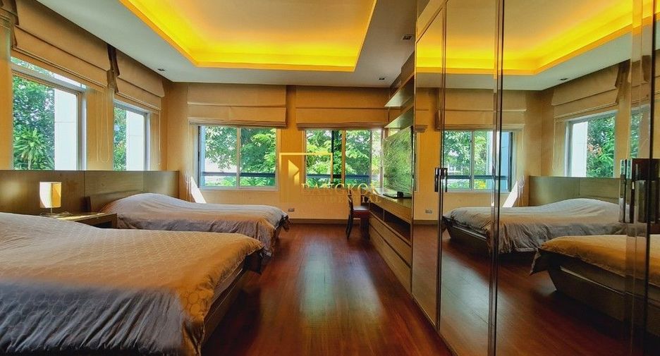 For rent 3 bedrooms apartment in Yan Nawa, Bangkok