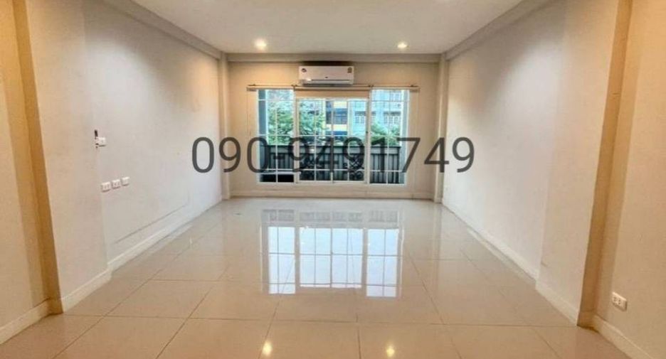For rent 2 bedrooms townhouse in Bang Na, Bangkok