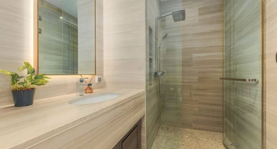 For sale 3 ベッドルーム condo in Khlong Toei, Bangkok