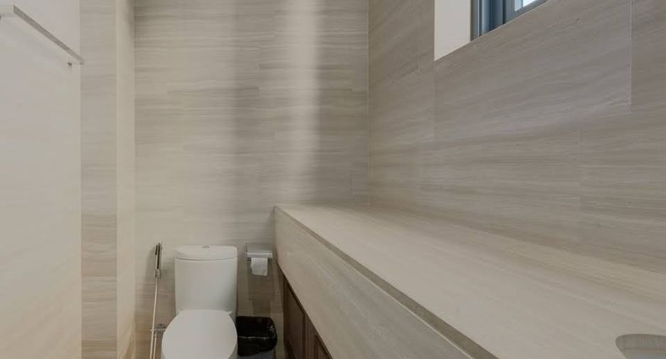 For sale 3 ベッドルーム condo in Khlong Toei, Bangkok