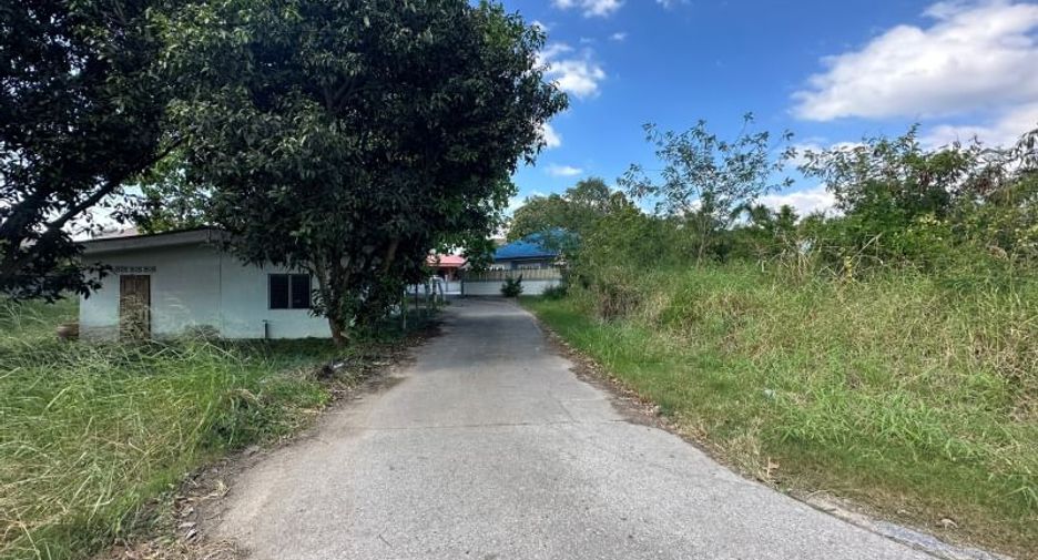Terreno en alquiler y en venta en Si Racha, Chonburi