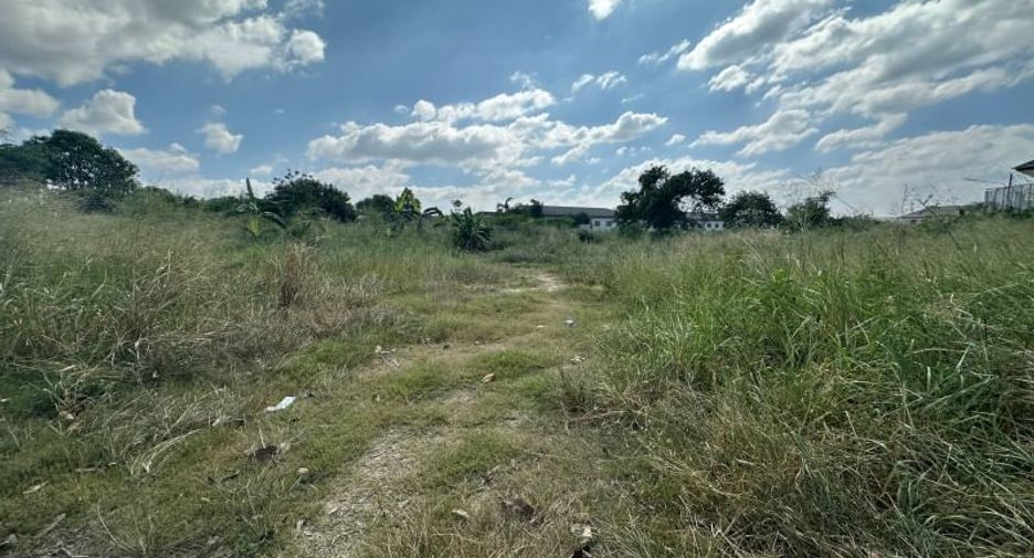 Terreno en alquiler y en venta en Si Racha, Chonburi