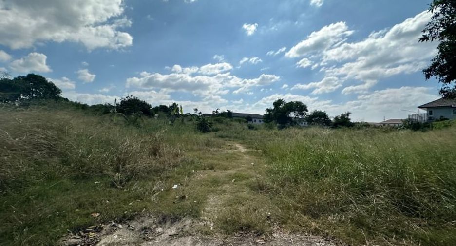 Terreno en alquiler y en venta en Si Racha, Chonburi