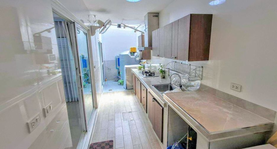 Casa adosada en venta de 3 habitaciones en Phra Pradaeng, Samut Prakan