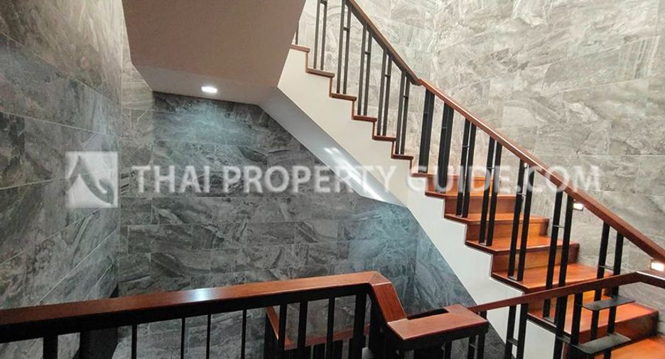 Haus zur Miete mit 4 Zimmer in Watthana, Bangkok