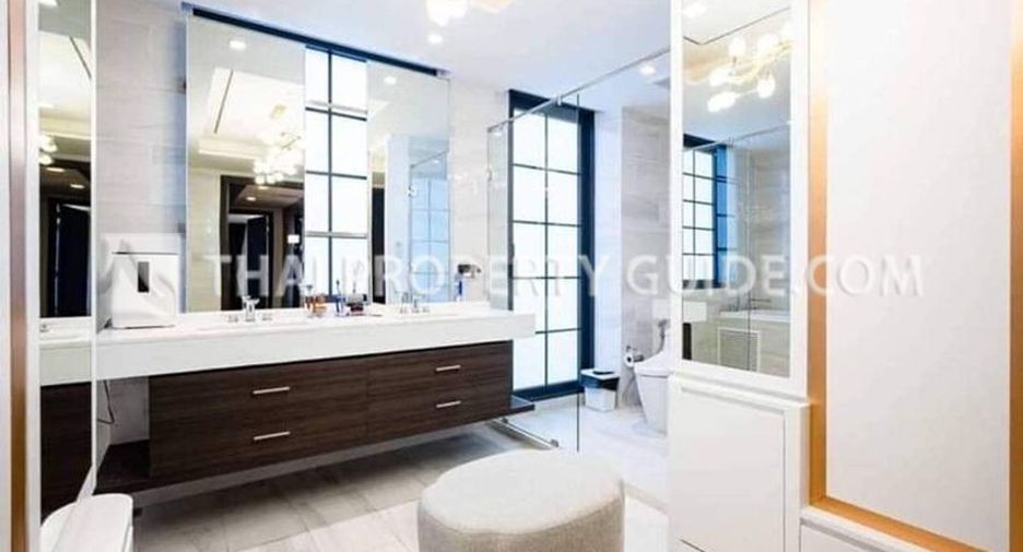 For rent 4 bedrooms house in Watthana, Bangkok