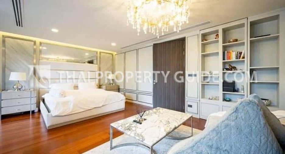 For rent 4 bedrooms house in Watthana, Bangkok