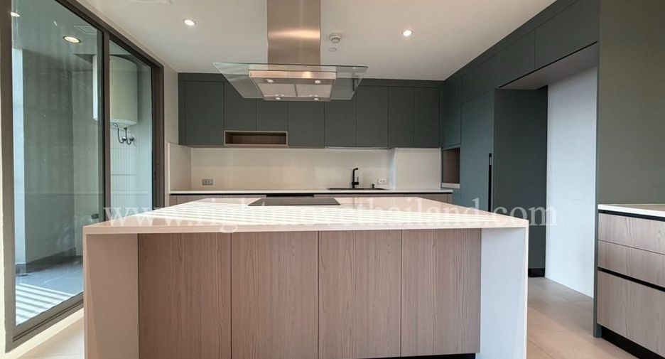 For sale 4 bedrooms condo in Yan Nawa, Bangkok