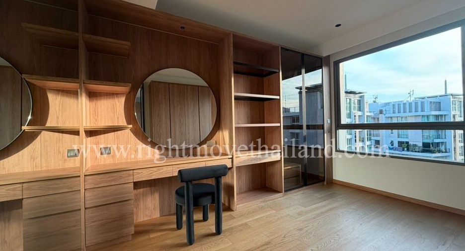 For sale 4 bedrooms condo in Yan Nawa, Bangkok