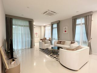 For rent 5 bedrooms house in Saphan Sung, Bangkok