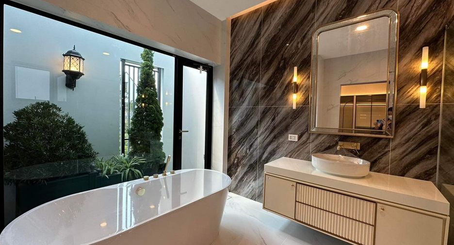 Haus zur Miete mit 5 Zimmer in Saphan Sung, Bangkok