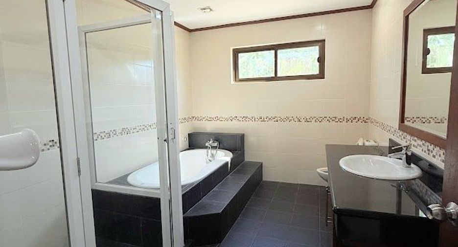 Haus zur Miete mit 5 Zimmer in Bang Lamung, Chonburi