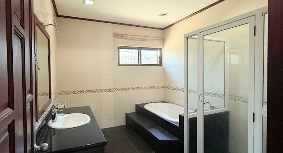 Haus zur Miete mit 5 Zimmer in Bang Lamung, Chonburi